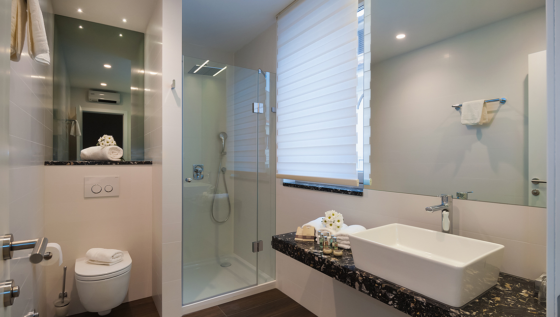 Luxury Suite bathroom